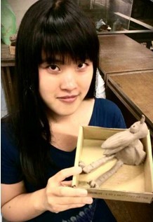 台湾政治大学学生林梳云我印象最深刻的老师，应该是我国一的时候的生化老师，他的教学很特别，他永远教导的就是让我们去质疑他所讲的，那因为老师教的是实验化学的东西，他教完我们实验话学的东西，就让我们自己做...