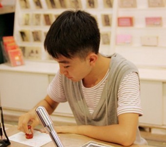 中国人民大学学生杨熙伟我高中的班主任，一个教英语的女老师。她是这么多年来，骂我骂的最凶的一个老师，所以我特别感谢她。如果要和她说的话，我希望她改一改暴脾气，对身体不好，然后就是对她说不管她对我有没有抱过特别高希望，我都会继续努力，谢谢老师。
