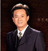 央视主持人朱军人生最难忘的老师应该是我们的父母。当我们牙牙学语的时候，当父母不厌其烦的教我们说筷子、勺子的时候，父母是我们做人的第一位导师。还有影响深远的是我的相声曲艺表演老师，许秀林先生。
