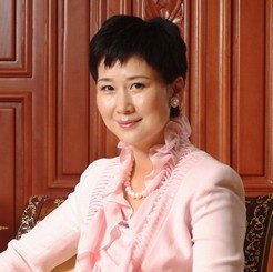 中电国际董事长李小琳我特别感谢我在一生当中不同阶段的不同老师。如果要说最难忘，那应该是国学大师南怀瑾先生，我们之间有18年的师生情分。