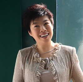 北京师范大学教授于丹我最难忘的就是中学的语文老师，这位老师姓王，个子小小的，操着一口浓重的四川口音，手里总是拿着一个烟嘴儿在抽烟。