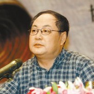 中国作家富豪榜上榜作家岳南在写作上给他指导最大的是一位叫王良瑛的老师，他在诸城五中就读时的语文老师，现任山东省作家协会《山东文学》主编。