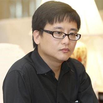 80后知名的时评人周小平自己今天在写作上的自信都和一位老师有关。有一天，杨老师把我叫到办公室，告诉我她相信我没有吹牛，并鼓励我一定要坚持自己的想法，努力的写，才能越写越好。