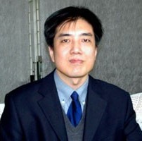 中国人民大学副教授孙立军我最难忘的老师是一位乡村小学女教师，学习上对学生极尽鼓励，生活上对学生无比关心，远非完成教师教书职责。
