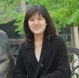 人民网教科文体部郝孟佳最难忘的小学班主任张老师,她用慈母般的爱关心着每一位孩子，她教会了我善待身边的每一个人。也让我懂得了，善待他人，即是最善待自己。亲爱的老师，教师节快乐。