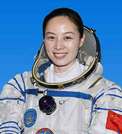 "神十"女航天员王亚平我最难忘的老师是小学班主任靳凤春，“对快乐的认识”！无论她遇到任何琐事烦恼都从不带给我们，总是保持快乐的心情，正是因为她的快乐，我们才更愿意与她交流，更愉快学习。