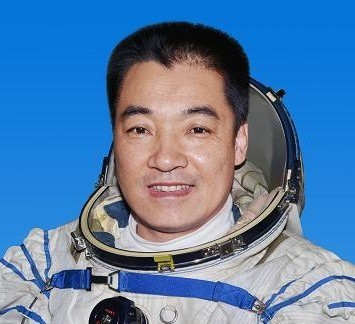 "神十"航天员张晓光最难忘的老师初中数学老师——李广信，他使我懂得了为实现梦想而努力学习，在我的成长道路上给我力量，给我希望。