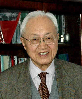 中科院院士童秉纲教师节即将来临，我以耄耋之年，回首往事，特别感谢下列三位老师的培植之恩。我读初中二年级时，我表兄带着我到郭聘如老先生家去学习语文。老先生是前清秀才，当地闻名。他每周要我写篇作文。