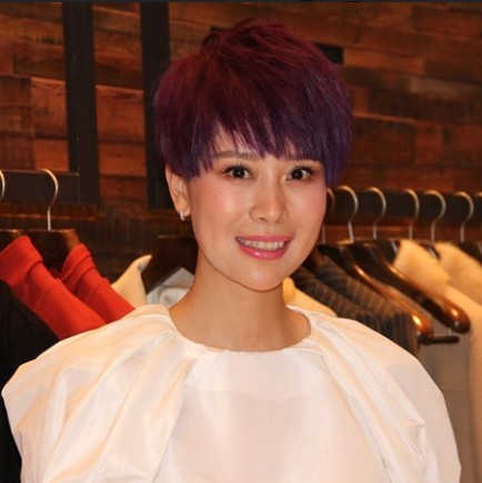知名女演员海清我上小学时候的音乐老师叫秦老师，她特别特别喜欢我，她教我唱歌，她教我跳舞，她在放学的时候会把我抱到她的膝盖上，看着她弹那个风琴...