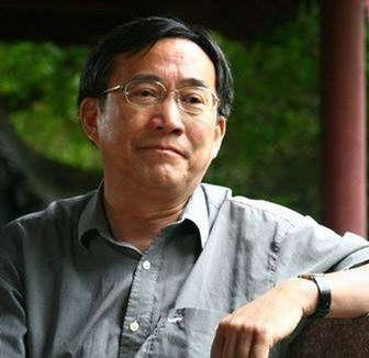 复旦大学图书馆馆长葛剑雄我最难忘的老师是我的研究生导师谭其骧先生。他不仅教了我做学问的态度与方法，更教了我怎样做人。