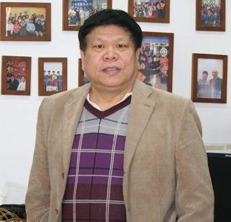 北邮信息与竞争力研究中心主任曾剑秋我最难忘的老师最近的一个当然是我在英国剑桥大学读博士生的时候的导师，皮特罗伦教授，我不但在他的指导下拿到了学位，更重要的是开拓了国际视野知道怎么去做真正的学术研究。