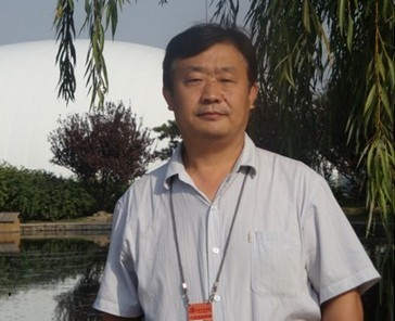 河北大学新闻传播学院副院长韩立新我最难忘的老师是刘荣兴老师，他是河北大学院哲学系的党委书记，研究美学。记得大学毕业时，刘荣兴老师给我写了留言：虎尾春冰真学问，马蹄秋水大文章。