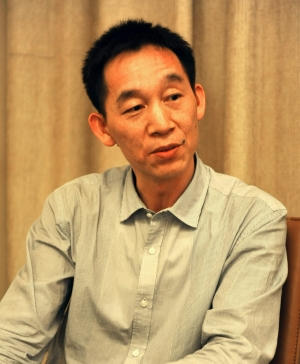《人民文学》杂志社主编施战军心目中印象最深刻的一位老师，是在山东大学攻读硕士与博士时期的导师孔繁金教授，这二十多年，我和他情同父子，非常感谢孔教授对我各方面的帮助