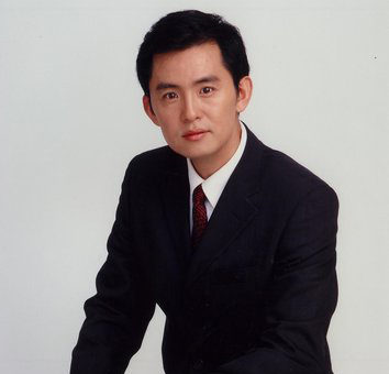 央视英文频道主播邹悦我最难忘的师长，是我的第一个老板，时任武汉电视台台长赵致真。他对我影响有很多方面，其中最重要的是对世界饥渴的求知欲和积极又淡然的人生观。