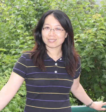 人民网研究院高春梅“20多年的校园生活，有太多老师令我难忘，有几位老师让我心灵震撼。最难忘博士毕业论文指导老师，她用生命孜孜不倦地追求她所热爱的研究，致力于用研究推动边缘群体境遇的改善。希望您保重身体，让您的学术热情和执着感染更多学生。