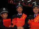 3名保安冒死火中救人