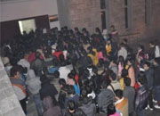 学生天不亮冒严寒排队占座