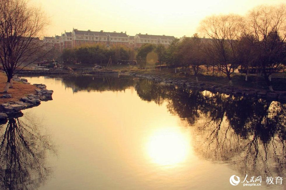 Խ��Զ����磬��Խ���ü���������ʵ������ĺ���Ҳ�����øɺ����ҵ�ѧУ�Ա߾����潭������֪Ϊ�Σ��ܾ������Ȳ������ˡ�����̫ʪ�ˣ����˸е��ƣ������˵�ʪ��ȴ�����˵ġ�