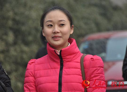 û�н��븴�Ե�����Ծ�ͷ����ǿ¶����һ˿΢Ц��