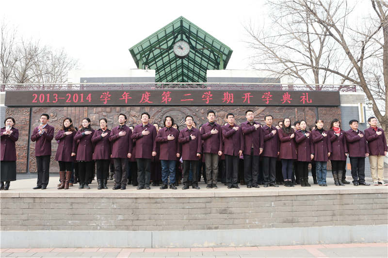 �廪��С��ѧ����ӭ���꣬ͼΪȫ����ʦ���ġ�