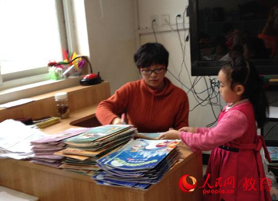 ����¥����Сѧһ�꼶��һ��Ů�����Ѻ�����ҵ���������Ρ�