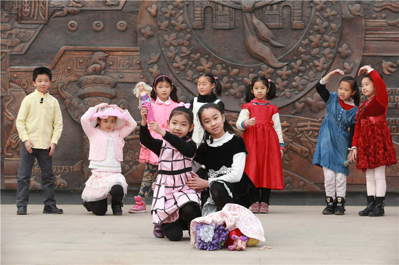 �廪��С��ѧ����ӭ���꣬ͼΪϷ������ΪȫУʦ�������Ŀα��硶����ȵ����������