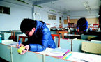 大学生考研拎箱占座