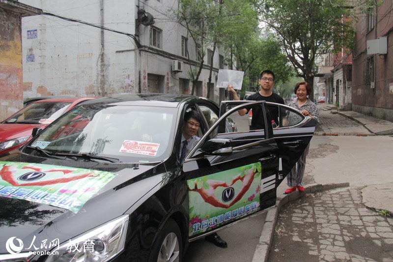 һλ������ʿ�ڸ߿���һ�����ڽӿ�������������