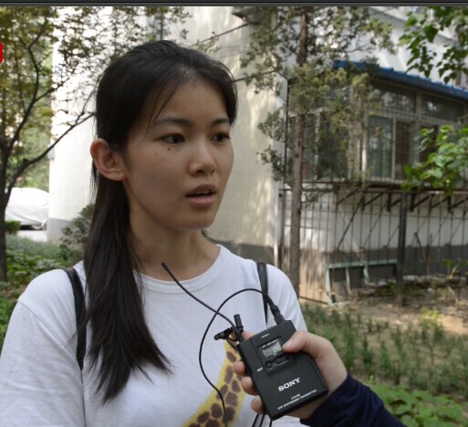 女大学生纠结学费太贵
