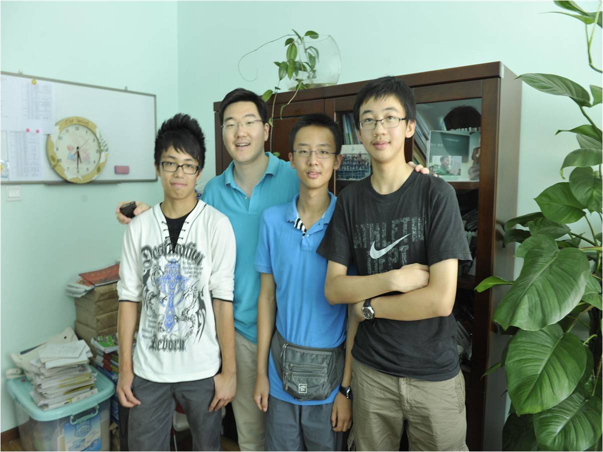 2011年所教过的毕业生回校看我,这样说:张老师,我们真想再听一次您给我们讲课,还是觉得您讲的课最好。当时我特别激动,我想做教师应该用爱心和责任心撑起一片天空!还有一个学生,从美国完成学业归来,正好是大年三十这一天,他说:“张老师,我刚下飞机就想第一个给您打电话。”当时真的感受到了作为一名教师的自豪与激动!