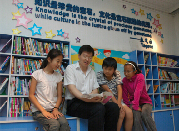 2005年刚上班第三年住宿的时候,晚上,学生和我一起在图书角读书,我们交流心得,畅想未来,现在想想,特别怀念那个时候的日子,书是我们的精神食粮,一起学习,一起生活,真的很惬意。