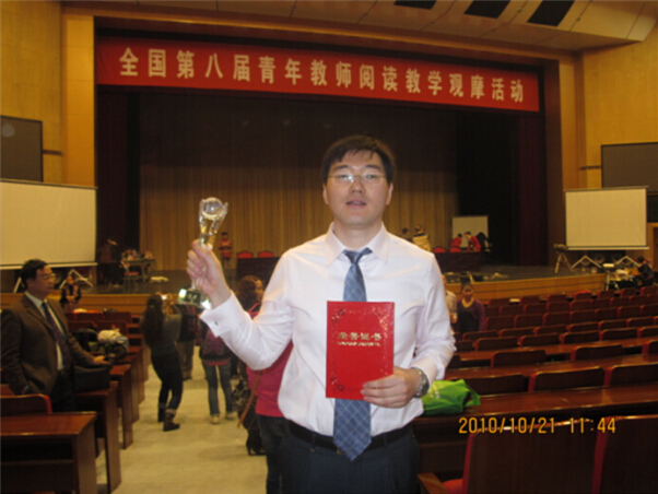 2010年10月,“全国第八届小学语文青年教师阅读教学大赛”在银川举行,张龙代表北京市参赛。来自全国各地的专家和6400多名教师代表观摩了本次教学盛会。他以前沿的设计理念,注重读法、写法、学法的指导,提升学生的阅读理解能力、运用语言的能力以及学习的能力,实现了观念创新、教学内容创新、教学方法创新,赢得了领导、专家、听课老师的一致好评,被称为本届大赛“最完美的转身”,最终获得了特等奖。北京市各个区县和外省市的教研机构纷纷邀请张龙去做课指导,在全国产生了较大的影响,为北京市赢得了荣誉。