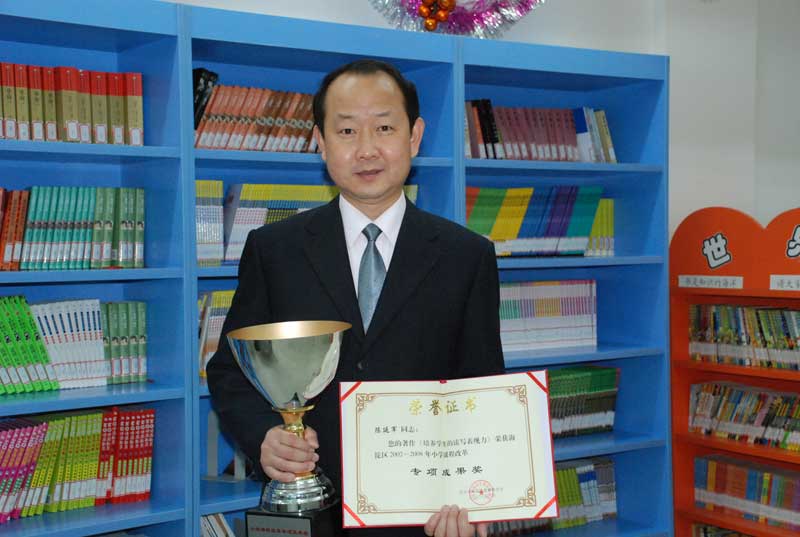 2008��11��25�գ����Ӿ���ʦ��ר��������ѧ���Ķ�д�����������񺣵����θĳɹ�ר��ɹ���������ʦ��Ṥ���ܶ࣬����ѧУҲ�е��ŷ��صĹ�����һ�ܼ��ڿΣ�����ץѧУ�Ľ̿��й�����������Ҫ�����Ҹ��ĵ����顣ÿ��Ӱ�ӵ㣬22:00��ǰ�����������ڰ칫�ң��������ؼҡ�����ʦû��һ��������������ͽڼ��գ���ʹ�п��У�Ҳ���ǻ�绰ָ����ʦ�����ģ���ش���ʦ�����⣬�������ʦ�޸Ľ̰��������������ʦ����������˵����Ȼ��Щ����Щ�����ǵ�������ʦ��ѧ�Ϳ��л��ˣ������ˣ��е��ޱȵĿ��֡� 