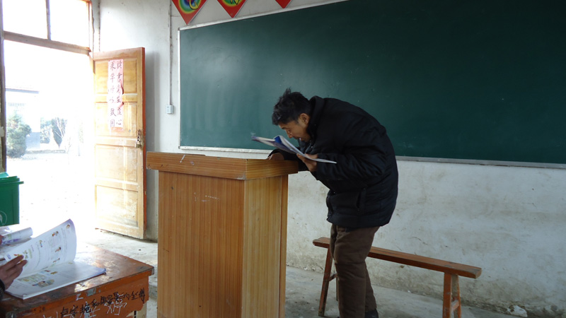 今年53歲的朱景科是蒙城縣籬笆鎮姜劉村朱庄的一名小學老師,學生們都親切地叫他彎腰老師。身患強直性脊柱炎,背部與下半身已彎成90度,每天需要靠止痛藥來緩解疼痛。但他為了鄉村孩子的求學夢,不顧醫生勸阻,毅然堅守在工作崗位上,一堅持就是26年。(朱老師給學生上課的場景)