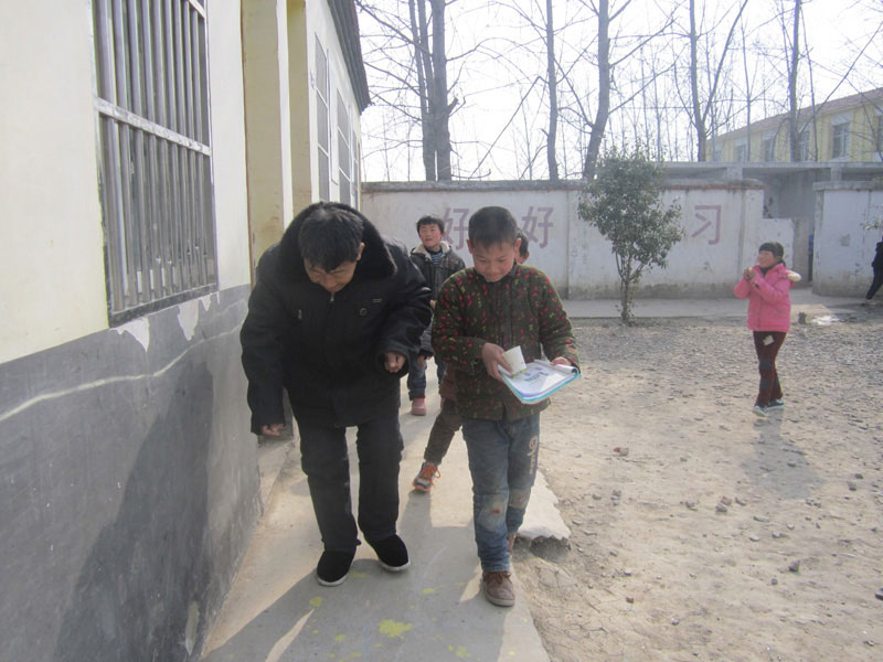 班裡的學生會自覺地幫朱老師把教具送到辦公室