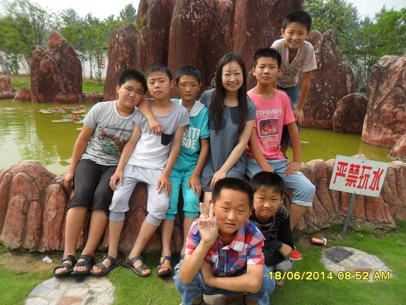 2013年9月,周文來到阜陽市大王庄小學開始了為期一年的支教生活,這是一所鄉村小學,孩子沒有專業的美術老師,也沒有接受過正規的美術教育。周文希望把自己所知道的毫無保留地教給孩子們,讓這裡的孩子能和城裡的孩子一樣,有一個快樂,豐富的童年。(周文和孩子們在一起)