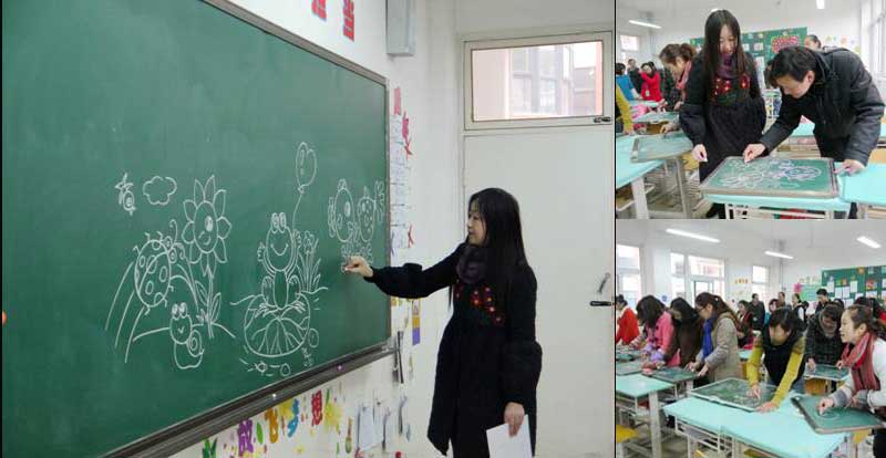 周文所在的小學很重視美術教育,這天中午全校老師們利用休息時間,接受周文的簡筆畫培訓,校長帶頭參加,中間穿黃色毛衣的就是王玲副校長,周文沒想到校長也成了自己的學生。在屯小,每學期都有很多這樣的培訓,利用學校現有資源,讓老師們共同受益。(周文為全校老師做簡筆畫培訓)