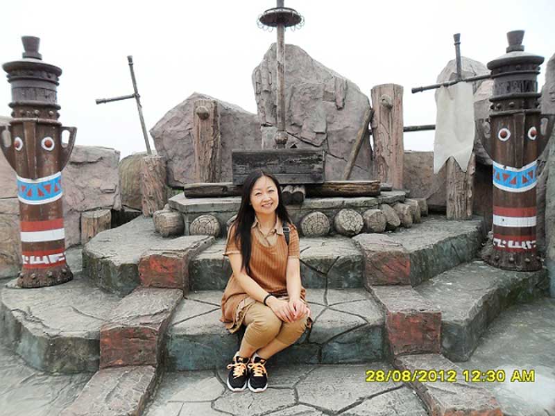 周文是合肥市屯溪路小學的美術老師,負責學校的美術教學、課外活動、宣傳等工作,年輕的她已經有28年教齡。受畫家父親的影響,從小就喜歡畫畫,長大后的她很享受和孩子們在一起的感覺,自1986年畢業后在美術老師的崗位上一干就是28年,將無數孩子領進藝術的大門。(周老師生活照)