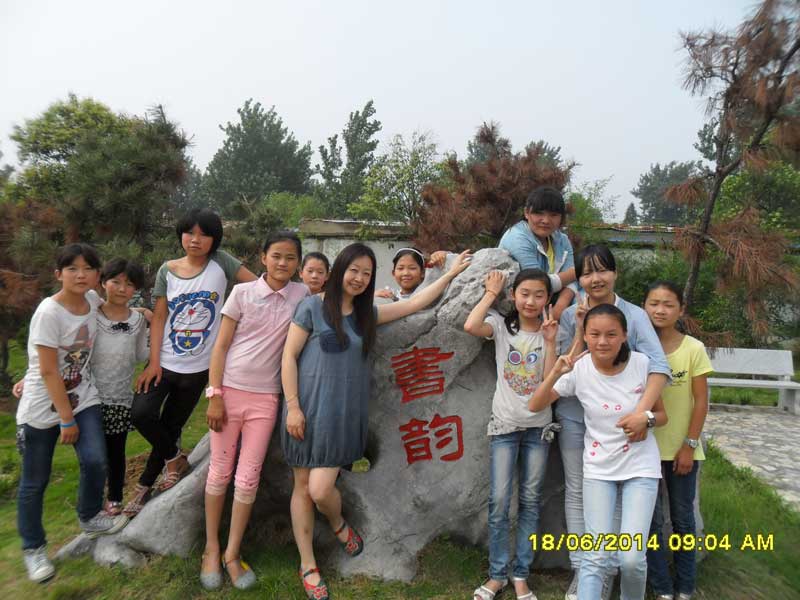 2013年9月,周文來到阜陽市大王庄小學開始了為期一年的支教生活,這是一所鄉村小學,孩子沒有專業的美術老師,也沒有接受過正規的美術教育。周文希望把自己所知道的毫無保留地教給孩子們,讓這裡的孩子能和城裡的孩子一樣,有一個快樂,豐富的童年。(周文和孩子們在一起)