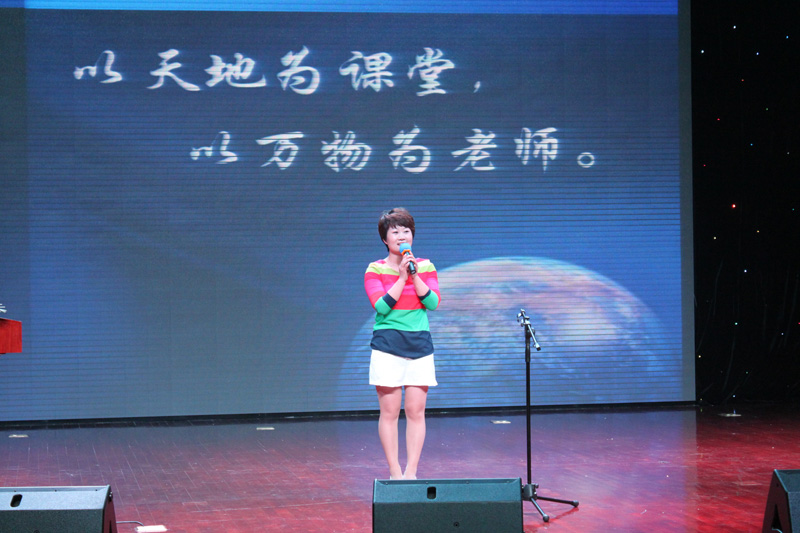 張妍參加“以天地為課堂,以萬物為老師”創意教師演講,將創意教學思想傳播給兩岸三地的教育同行,贏得一片喝彩。