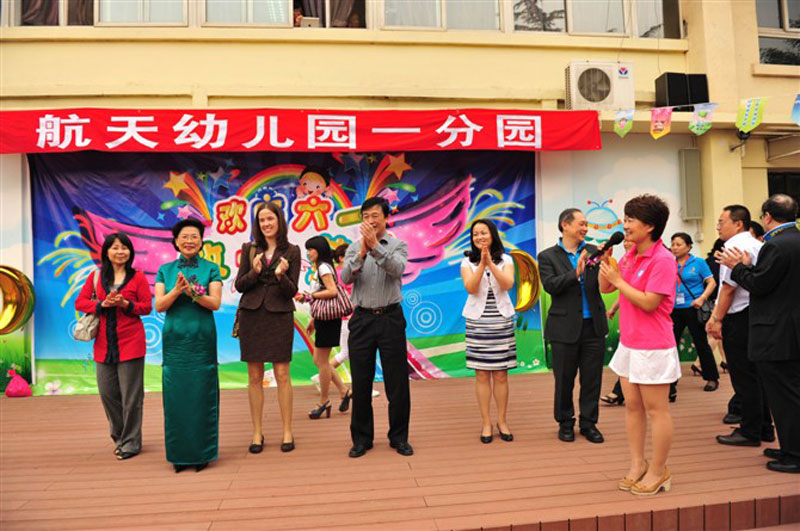 2012年六一兒童節,“長城生明月”在航天幼兒園隆重開幕了,張妍擔任了全場的互動主持人,帶領全體教師和小朋友們進行創新教育展示活動,並且作為創新教育的實施者展開了“以天地為課堂、以萬物為老師”的演講,將創新教育思路傳播給兩岸三地教育同行。