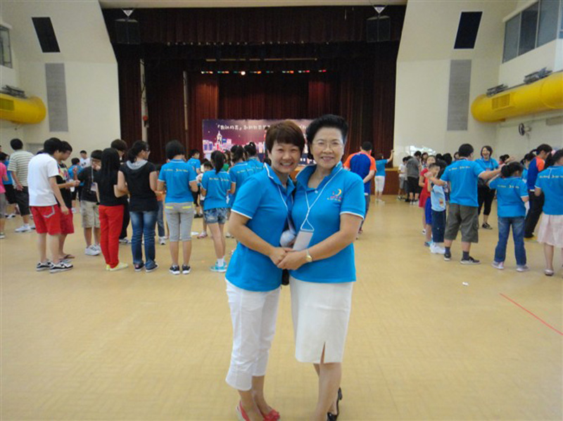 2009年航天幼兒園得到了徐國靜教授的親臨指導,並將“我的月亮”創新教育帶到航天幼兒園,張妍作為骨干教師和創新教育的實施者,在園內開展一系列活動,將創新教育理念傳播開來。(張妍與“我的月亮”創新教育創始人徐國靜女士的合影)
