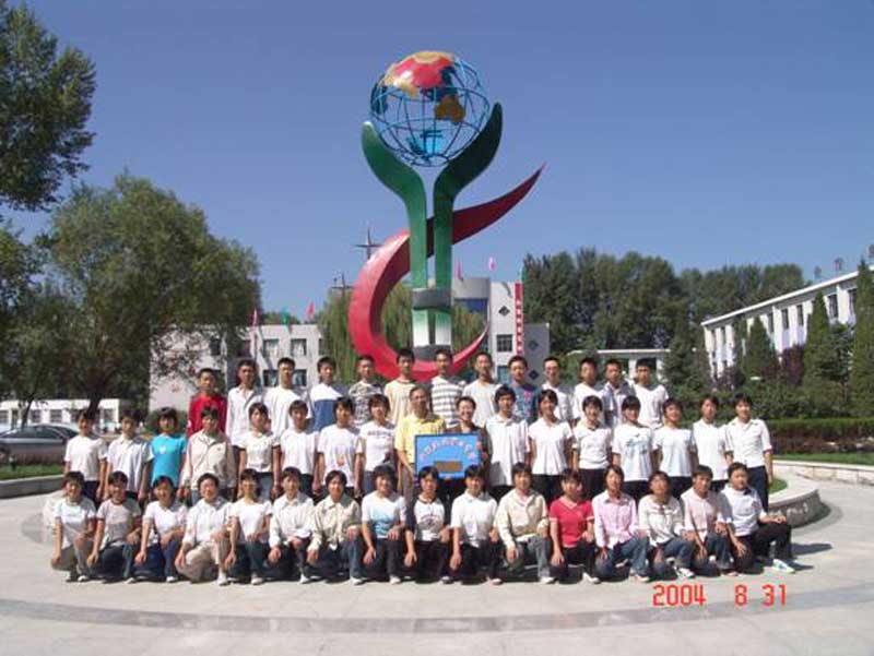 2004年9月1日,延慶二中首屆宏志班正式揭牌,來自延慶十八個鄉鎮的44名家庭貧困但品學兼優的學生組成了宏志之家。班主任是“老田媽媽”。(京郊首個宏志班學生入學時的全家福。)