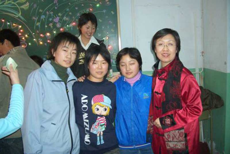 左一,京郊首個宏志班學子孫建麗同學,以602分的高考成績考入首經貿,現為中國科大研究生。左二為王晶晶同學,考入中央民族大學,左三為劉佳艷同學,考入首師大。