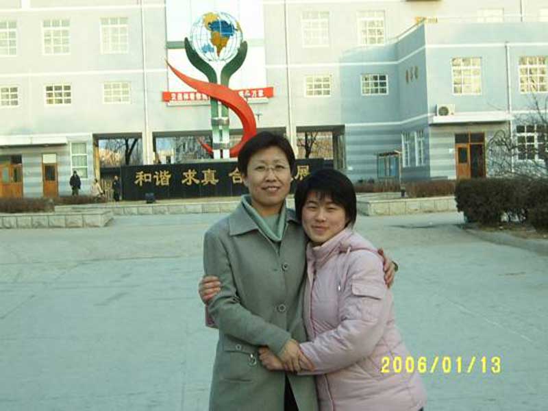 她曾給田老師寫過一封信,題目是《您的三年,我的一生》,她在文中寫道,“一個人的時候,常會為自己的渺小而感到挫敗,每當這時候,會想起您給我的評語:“路長,情更長﹔語多,情更濃。我的孩子,我驕傲!”是的,我是您的孩子,要一直是您的驕傲,所以我會努力做最好的自己。”(京郊首個宏志班學生劉穎與田老師合照。)