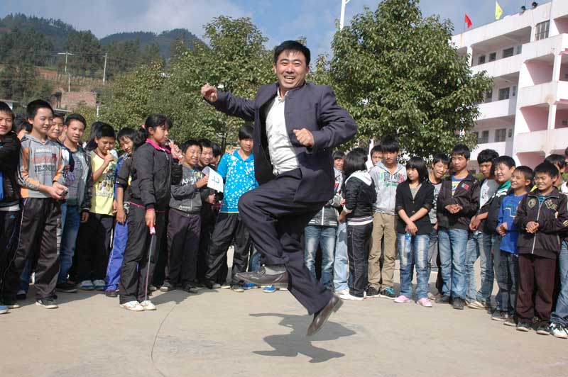 左相平愛好廣泛,學生的活動他樣樣參加,有學生玩的地方就有左老師的身影。(左相平老師於2010年10月與學生跳繩的情景。)