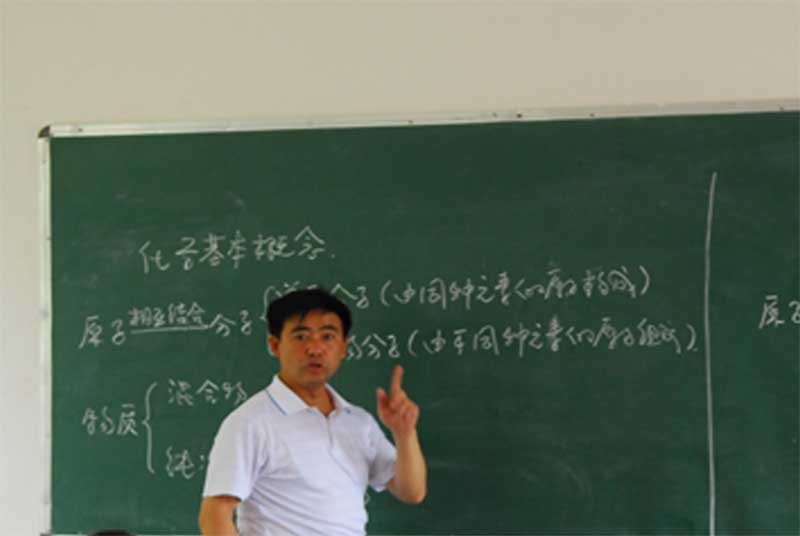 左相平是貴州省六盤水市盤縣響水中學高級教師。他從一個邊遠山村的夜校掃盲教師起,在雲貴兩省交界的海拔2300多米的貧困山區,從教38個春秋,先后教過12800多名學生。榮獲“大山的脊梁——感動貴州的教師”特別獎榮譽,貴州省“道德模范提名獎”,“貴州省五一勞動獎章”。(左相平老師在給學生上化學課)
