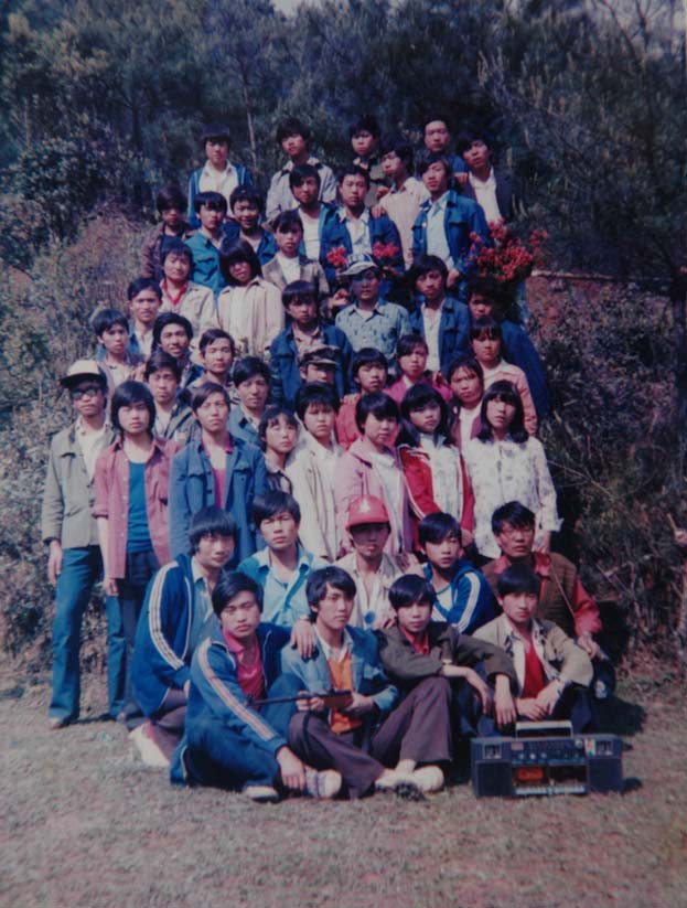 該照片是左相平老師在民主區中學擔任班主任時,1988年4月帶他班的學生到風景美的大山丫旅游時所照。