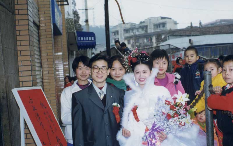 1998年冬季,徐老師放棄了婚假,隻利用周日舉行了簡單的婚禮,學生聞訊而來與她合影留念。