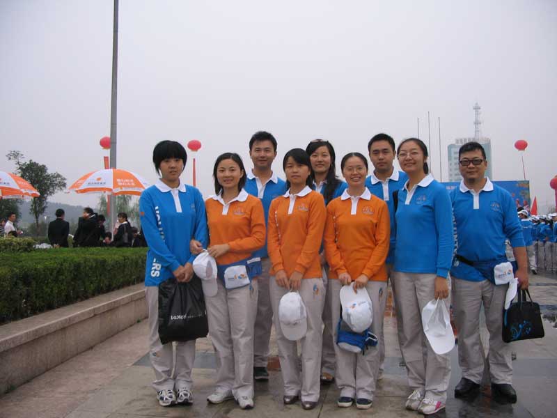 2009年10月,湖北咸寧溫泉舉辦第一屆國際旅游節,徐老師帶領我校英語教師們參加志願者活動,迎接國際友人。